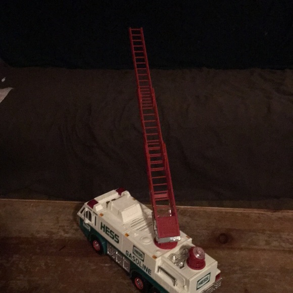 Vintage HESS 1996 emergency truck. Lights and sirens in working condition. - Picture 5 of 8